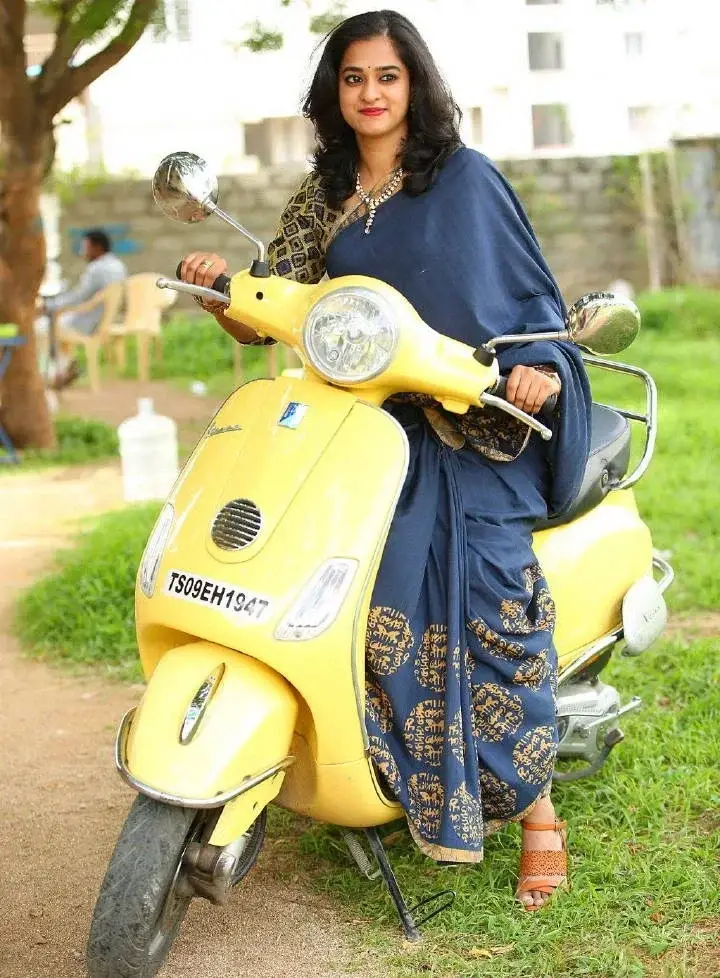 INDIAN GIRL NANDITHA RAJ PHOTOSHOOT IN TRADITIONAL BLUE SAREE 4